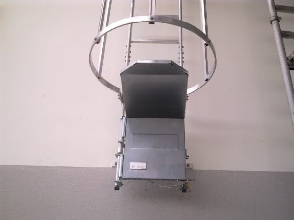 Sécurité d'accès sur une échelle à crinoline