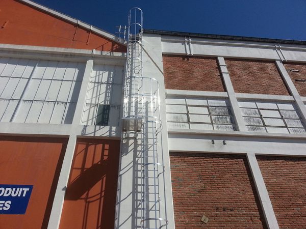 Installation d'une échelle à crinoline