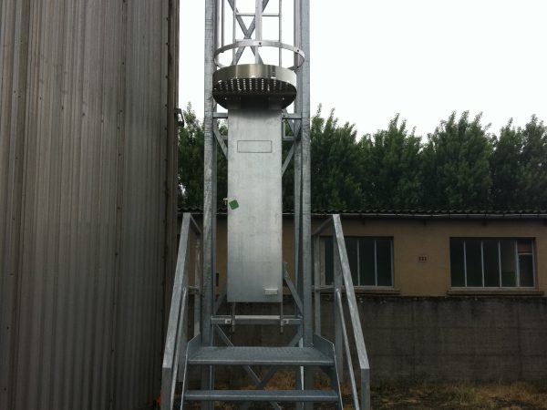 Échelle à crinoline avec condamnation d'accès