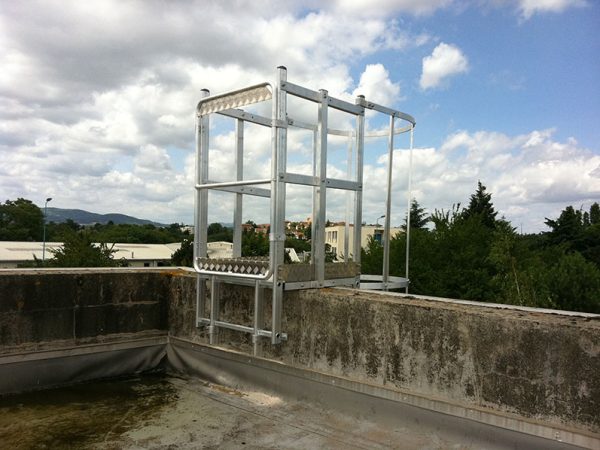 Accès à un toit avec échelle à crinoline