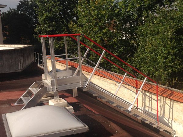Passerelle d'accès pour toiture