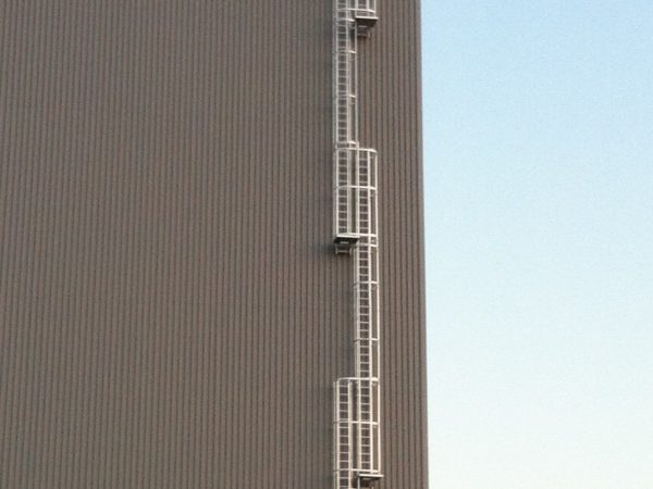 Échelle à crinoline avec trois paliers